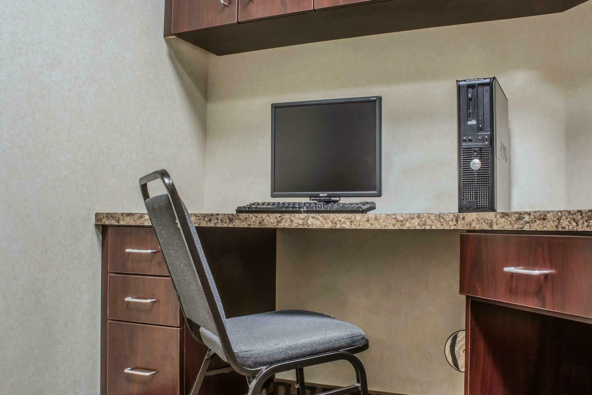 Comfort Inn & Suites Farmington - Victor Экстерьер фото